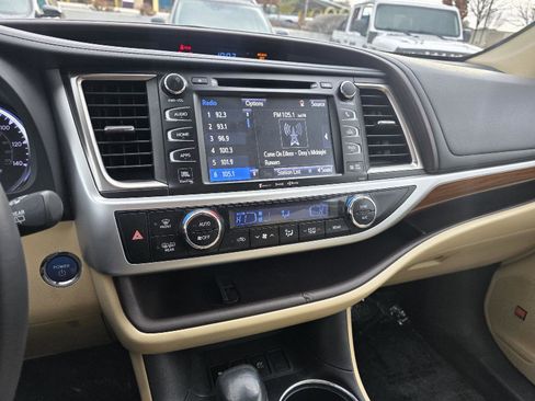 Used 2019 Toyota Highlander Limited image 19