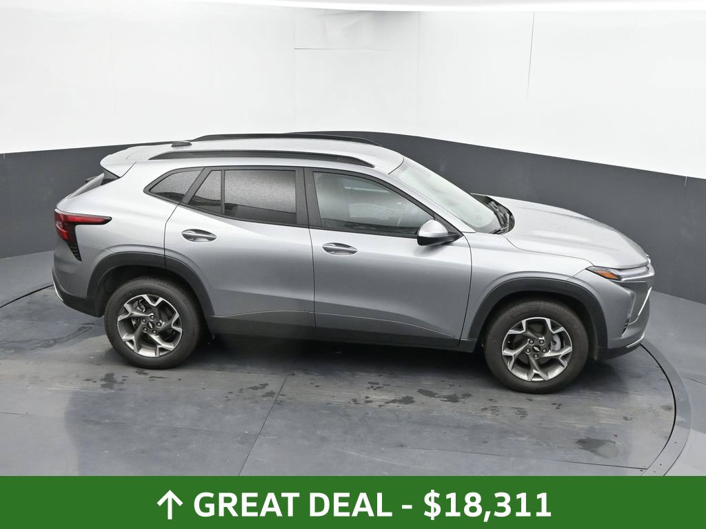 Used 2025 Chevrolet Trax LT FWD image 30