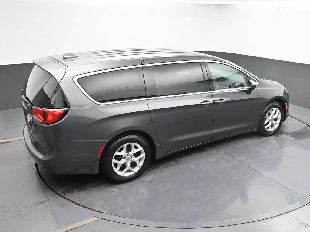 Used 2018 Chrysler Pacifica Touring Plus w/ Tire & Wheel Group FWD image 12