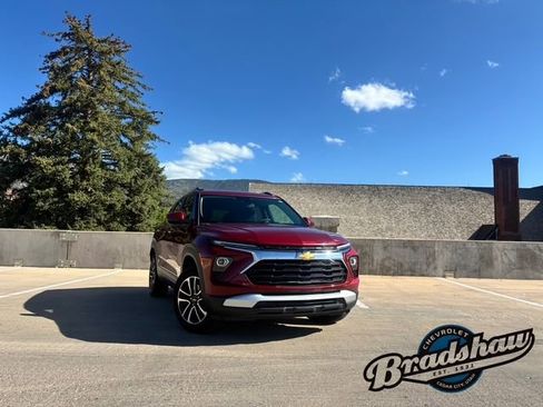 Used 2025 Chevrolet TrailBlazer LT AWD/4WD image 2