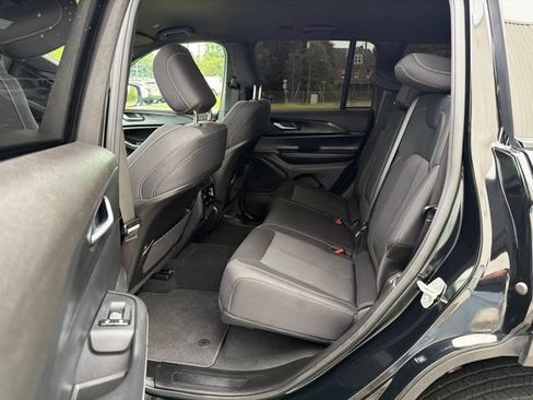 Used 2024 Jeep Grand Cherokee Laredo AWD/4WD image 15