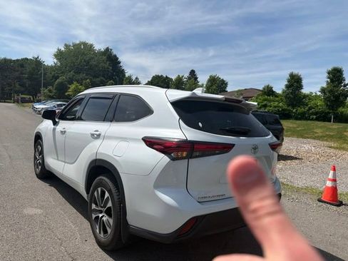Used 2022 Toyota Highlander XLE AWD/4WD image 10
