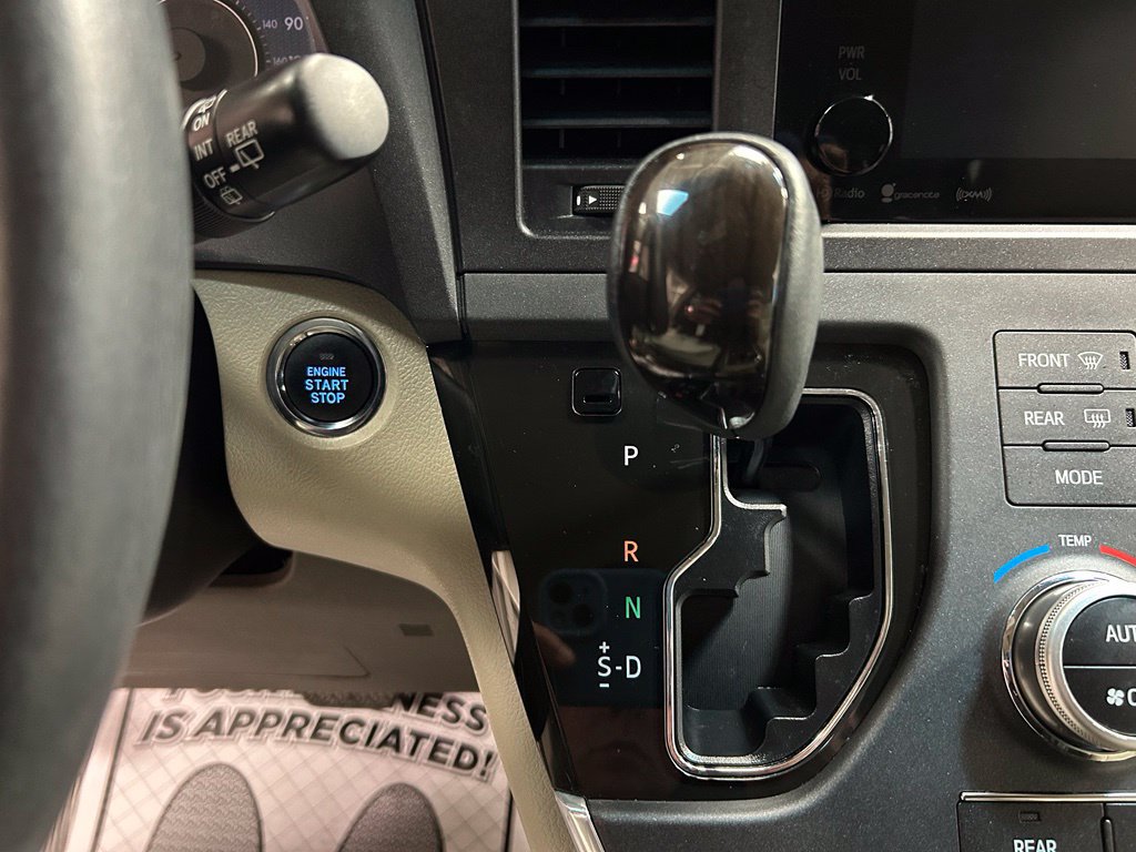 Used 2017 Toyota Sienna XLE FWD image 19