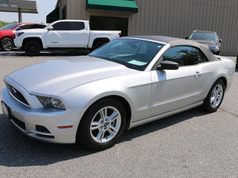 Used 2013 Ford Mustang Convertible RWD image 1