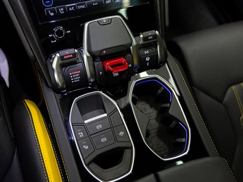 Used 2024 Lamborghini Urus S AWD/4WD image 34