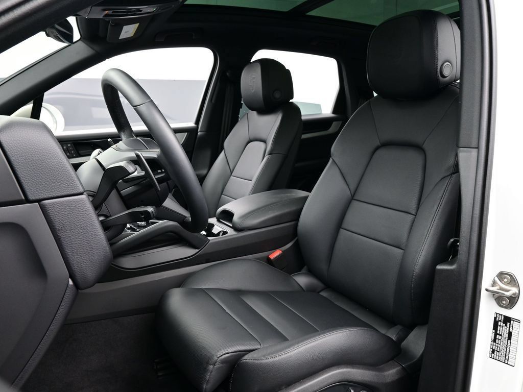 Certified 2025 Porsche Cayenne AWD/4WD image 5