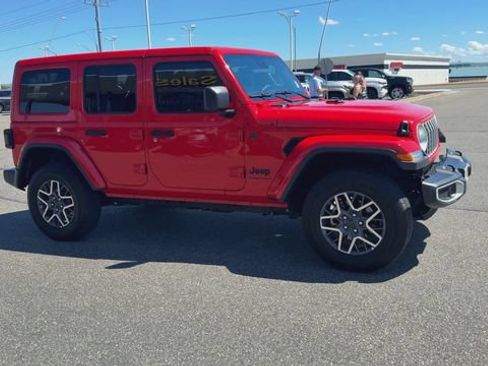 Used 2025 Jeep Wrangler Unlimited Sahara AWD/4WD image 2