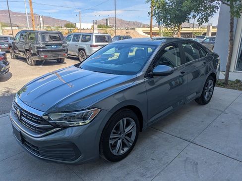 Used 2024 Volkswagen Jetta SE FWD image 3