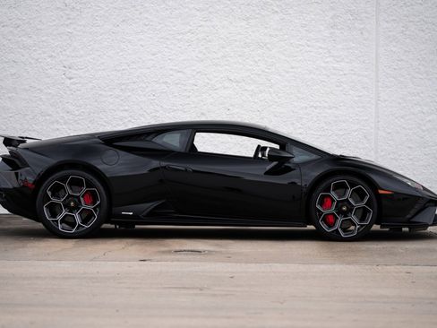 Used 2023 Lamborghini Huracan Tecnica image 3