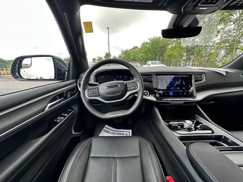 Used 2025 Jeep Wagoneer Series III w/ Premium Group I AWD/4WD image 19