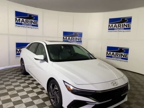 Used 2025 Hyundai Elantra Limited FWD image 4