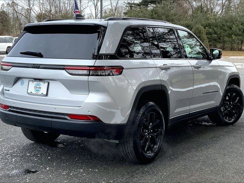 Certified 2025 Jeep Grand Cherokee Altitude image 9