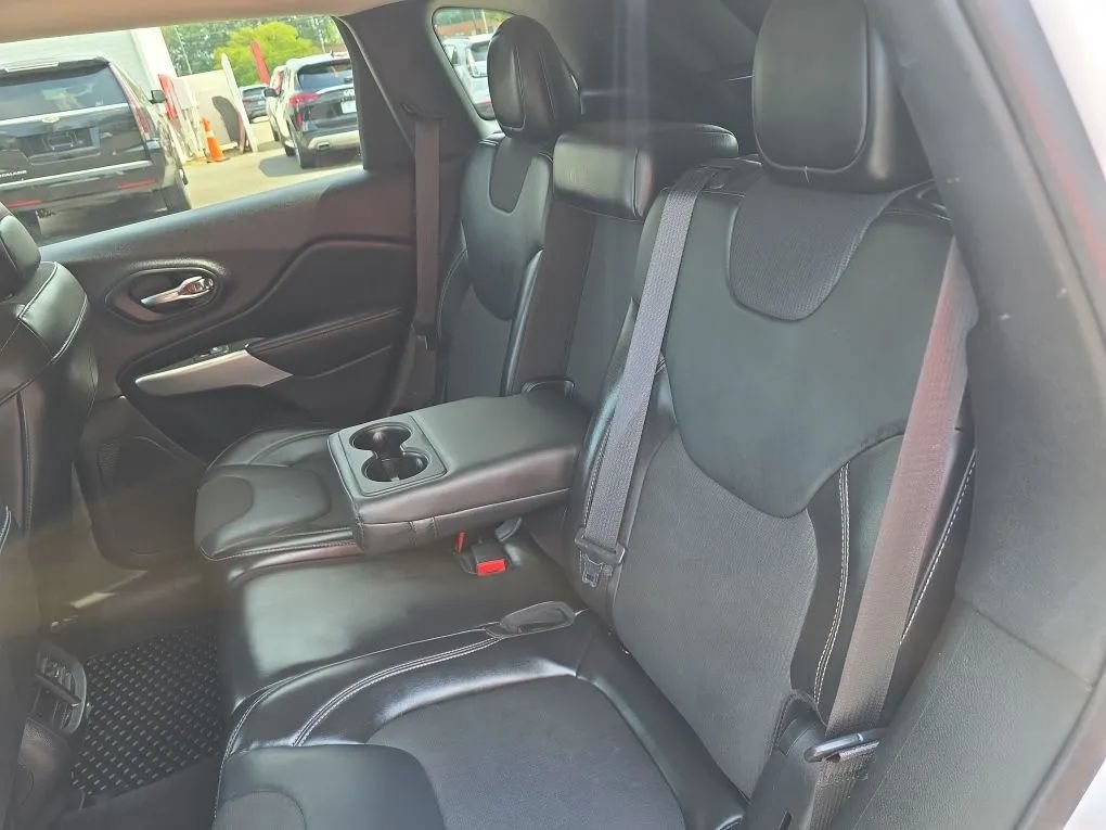 Used 2018 Jeep Cherokee Latitude Plus w/ Cold Weather Group AWD/4WD image 40