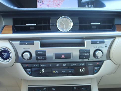 Used 2014 Lexus ES 300h w/ Luxury Package w/Bamboo Trim FWD image 18