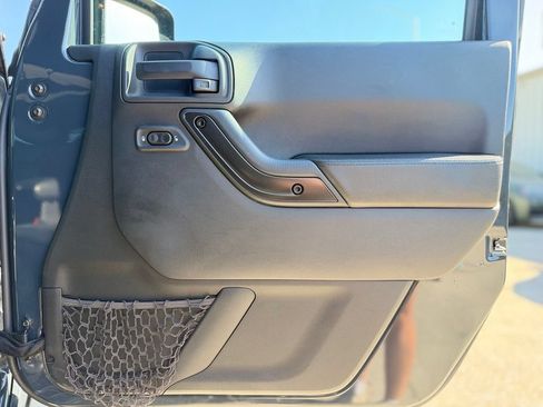 Used 2017 Jeep Wrangler Unlimited Sahara AWD/4WD image 16