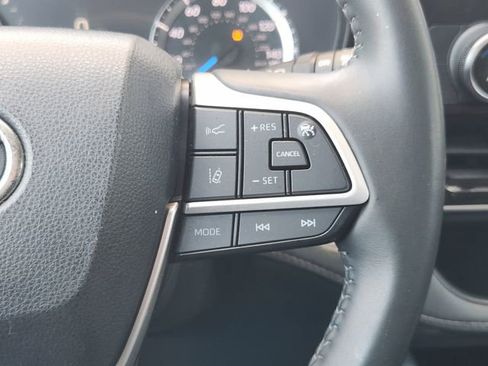 Used 2024 Toyota Highlander LE AWD/4WD image 23