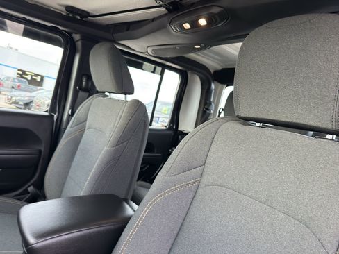 Used 2025 Jeep Gladiator Sport image 28