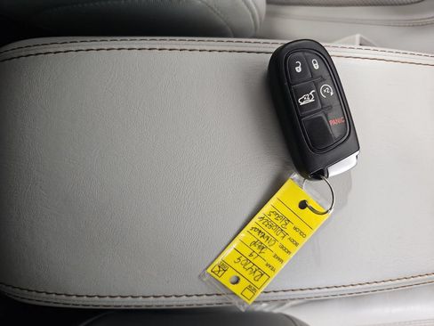 Used 2019 Jeep Cherokee Limited w/ Luxury Group AWD/4WD image 30
