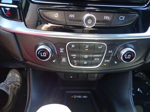 Used 2022 Chevrolet Traverse LT FWD image 12