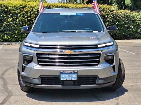 Used 2024 Chevrolet Traverse LT image 3