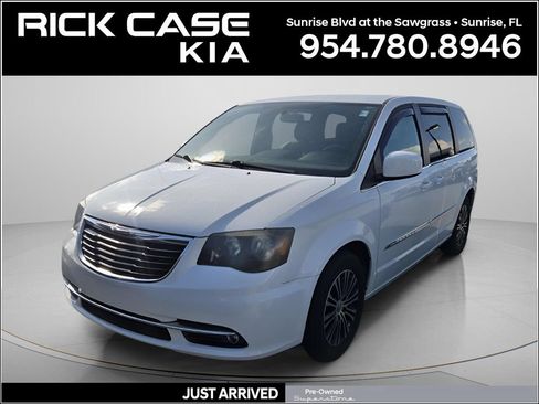 Used 2014 Chrysler Town & Country S FWD image 1