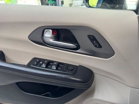 Used 2024 Chrysler Pacifica Touring-L FWD image 21