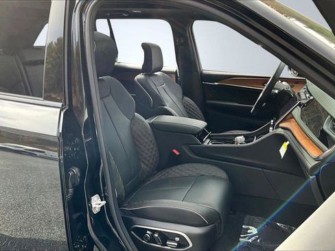 New 2025 Jeep Grand Cherokee Summit image 8