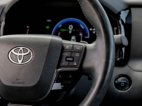 Used 2025 Toyota Camry SE FWD image 16