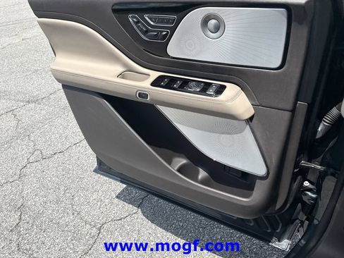 Used 2022 Lincoln Aviator Reserve w/ Equipment Group 201A AWD/4WD image 17