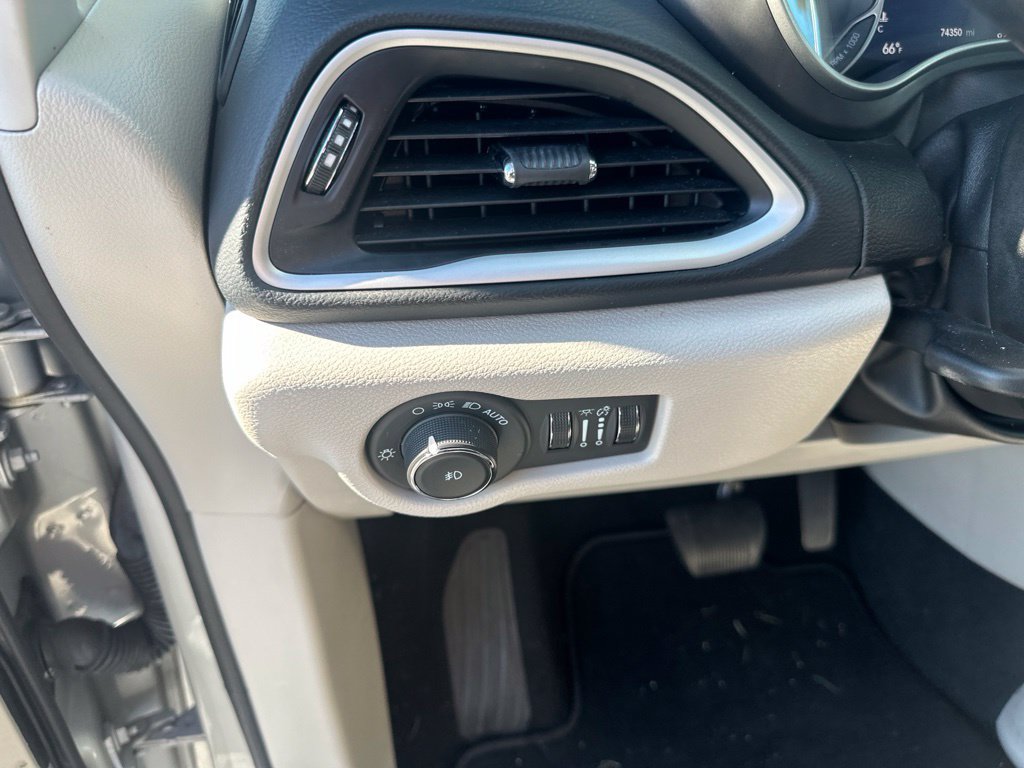 Used 2024 Chrysler Pacifica Touring-L FWD image 18