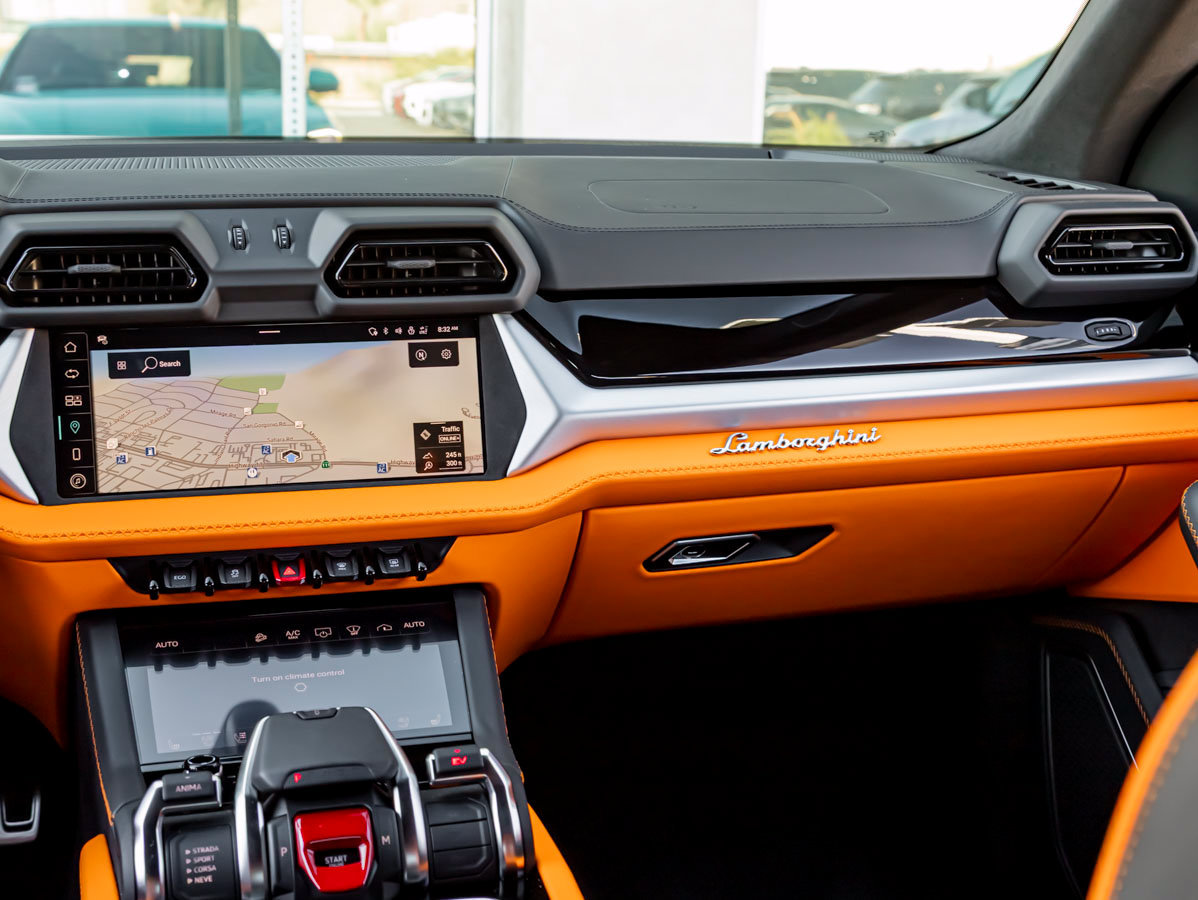 Used 2025 Lamborghini Urus SE AWD/4WD image 24