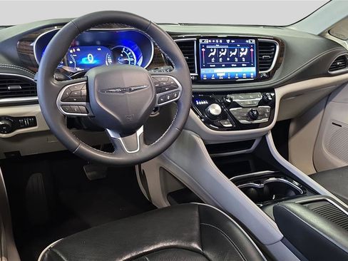 Used 2022 Chrysler Pacifica Limited image 17