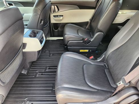 Used 2022 Kia Carnival LX FWD image 27