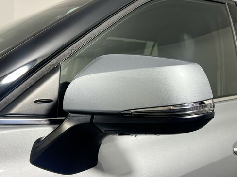 Used 2023 Toyota Highlander Limited image 12