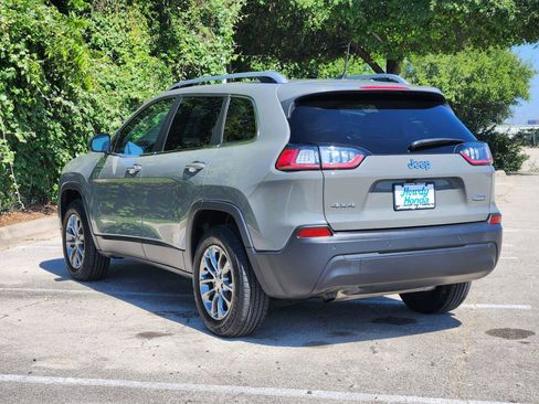 Used 2019 Jeep Cherokee Latitude Plus w/ Cold Weather Group AWD/4WD image 5