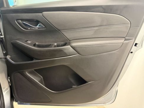 Used 2023 Chevrolet Traverse LT FWD image 33