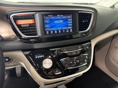 Used 2020 Chrysler Voyager Lxi FWD image 12