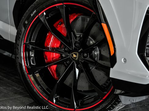 New 2025 Lamborghini Urus SE image 3