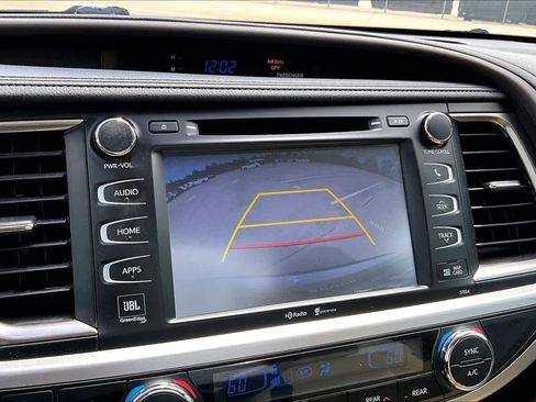 Used 2014 Toyota Highlander Limited w/ Driver Technology Package image 27