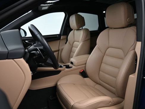 Certified 2025 Porsche Macan AWD/4WD image 5