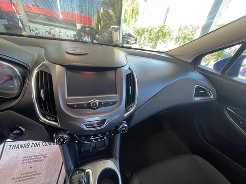Used 2017 Chevrolet Cruze LT w/ Convenience Package FWD image 2
