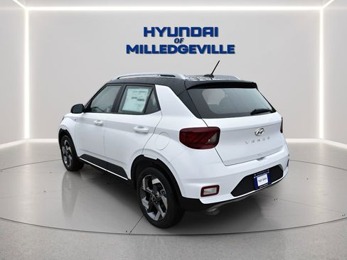 Used 2025 Hyundai Venue Limited FWD image 2