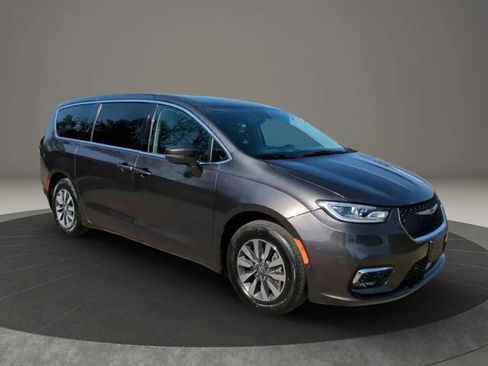 Used 2022 Chrysler Pacifica Touring-L w/ Uconnect Theater Family Group FWD image 6
