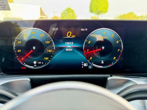 Used 2022 Mercedes-Benz GLB 250 4MATIC w/ Premium Package Lite image 21