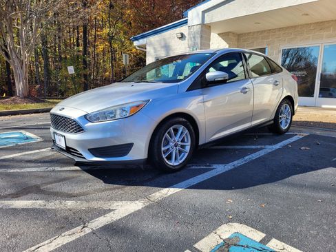Used 2017 Ford Focus SE image 2