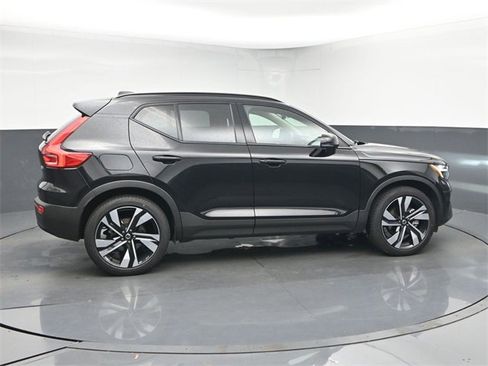 Used 2024 Volvo XC40 B5 Plus w/ Climate Package image 8