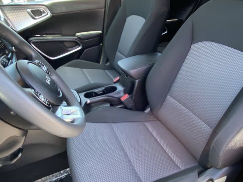 Used 2025 Kia Soul LX FWD image 23