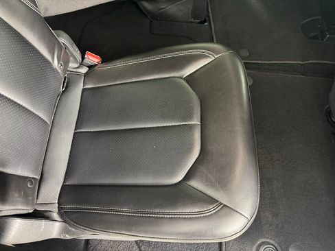 Used 2023 Chrysler Pacifica Touring-L FWD image 19