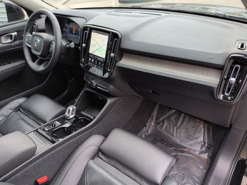 Certified 2023 Volvo XC40 B5 Ultimate w/ Climate Package image 33