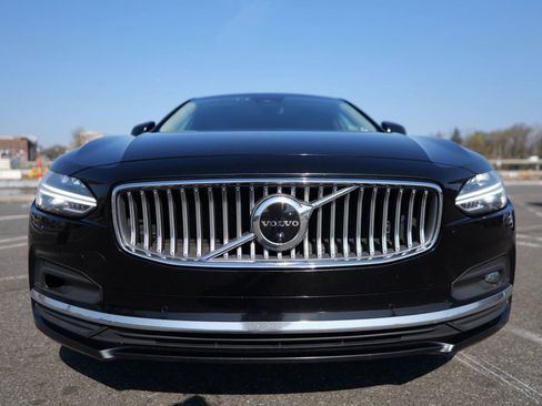 Used 2023 Volvo S90 B6 Plus image 2